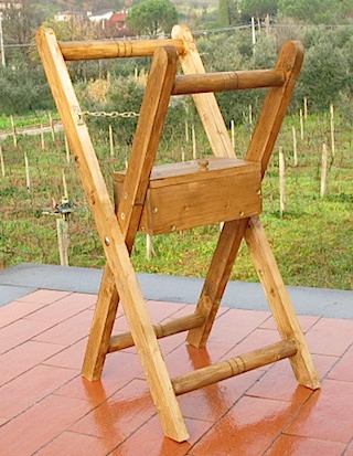 Cylindrical pedestal for lace pillow, made of two rods. Cylindrical pedestal for lace pillow, made of two rods.