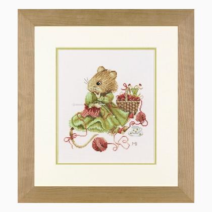 Vera the Mouse: Knitting