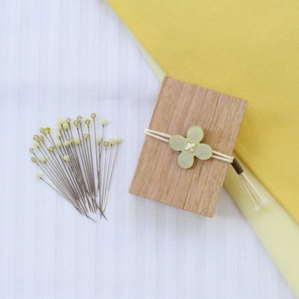 Glass-head pins in cherry-wood box - Yellow