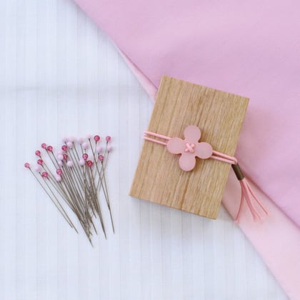 Glass-head pins in cherry-wood box - Pink