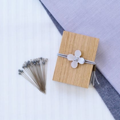 Glass-head pins in cherry-wood box - Gray