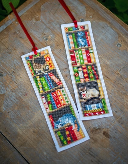 Bookmark - Cats in bookshelf (2)