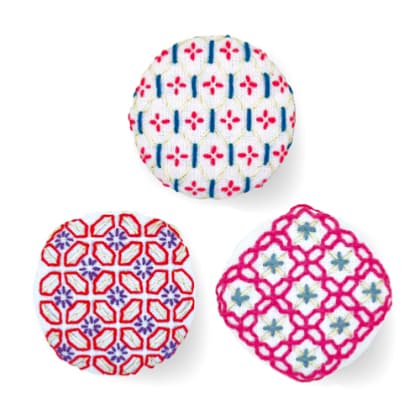 Kit Sashiko Hitomezachi Olympus - 3 red brooches