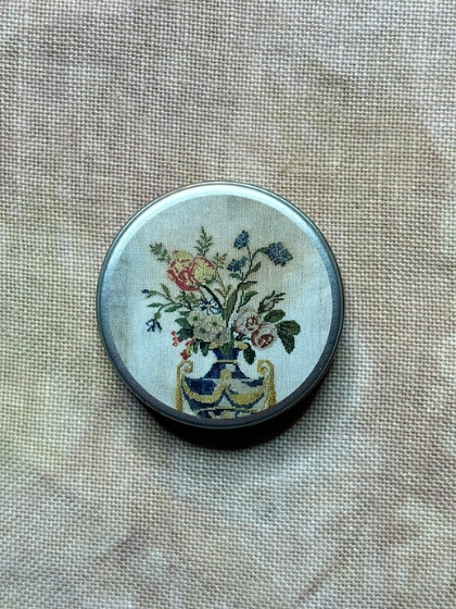 Small round tin box - Noeli Corbineau