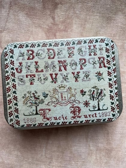 Tin box - Lucie Nuret